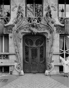 Puerta de entrada a los apartamentos en la Avenida Rapp 29, diseñada en 1901 de Jules Lavirotte